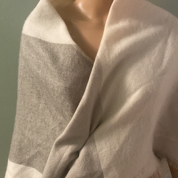 LC Lauren Conrad super soft Shaw! - Picture 2 of 5